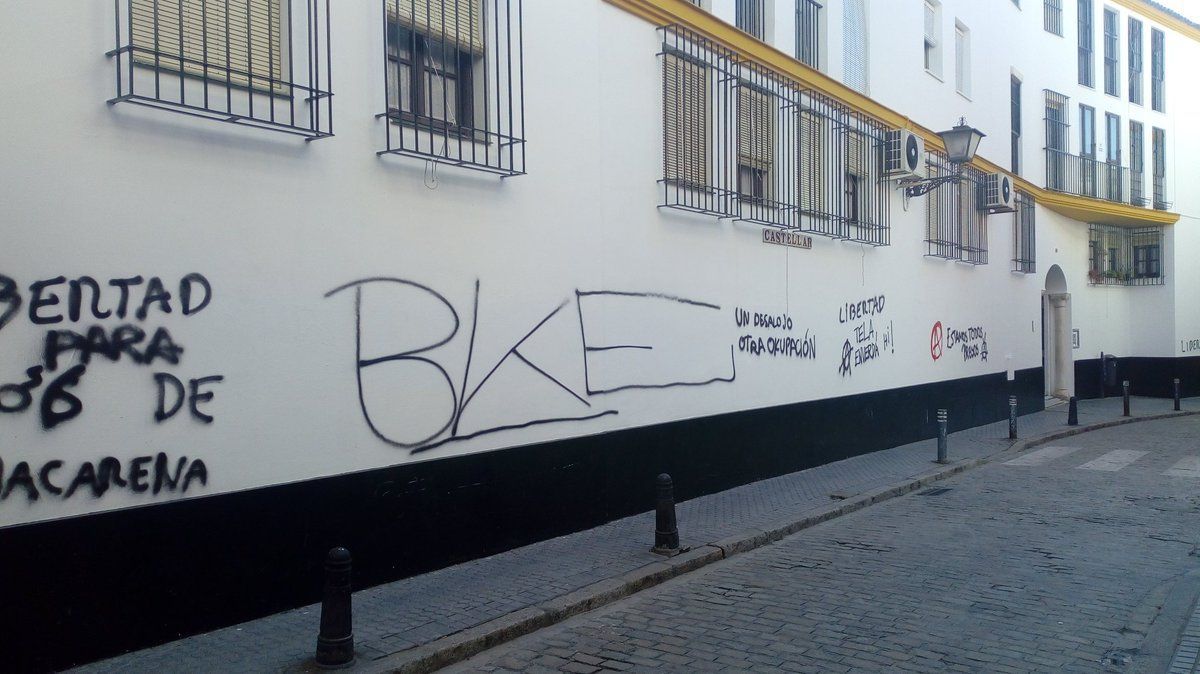 Los vecinos denuncian la actividad de los okupas, entre ellas, las pintadas