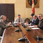 El alcalde presenta a los agentes sociales la estrategia de ampliación urgente del parque de viviendas