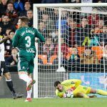 El Real Betis cae víctima de sus propios errores ante un sólido Valencia (2-0)