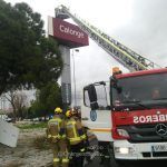 El viento vuelve a crear el caos ante una noche que se teme complicada en Sevilla