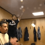 Los jugadores del Sevilla se acuerdan del Betis en sus cánticos en el vestuario de Old Trafford