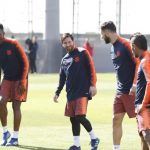 Messi solo entrena parcialmente este jueves y en Barcelona apuntan que no viajará a Sevilla
