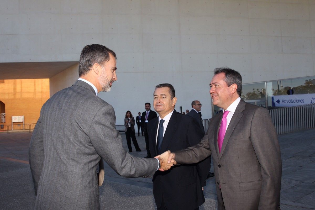 El Rey saluda al alcalde de Sevilla en presencia del delegado del gobierno