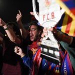 Aficionados barcelonistas gritan ¡Mucho Betis! durante la final de Copa contra el Sevilla FC