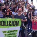 Los antitaurinos se manifiestan contra los toros durante la Feria de Abril