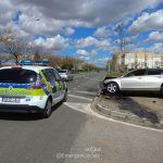 Se estrella contra una farola cuando conducía bebido y sin carné