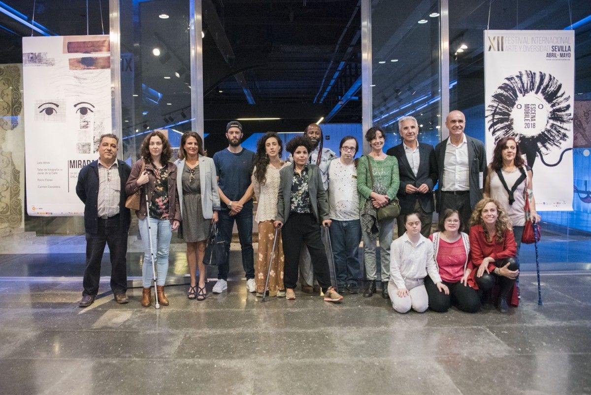A la presentación, que ha tenido lugar en el mediodía de hoy en el Antiquarium, han asistido el delegado de Hábitat Urbano, Cultura y Turismo, Antonio Muñoz; el consejero de Cultura, Miguel Ángel Vázquez; y la directora artística del Festival Escena Mobile, Esmeralda Valderrama