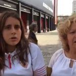 Aficionadas sevillistas, indignadas: «Es una vergüenza cómo el equipo arrastró el escudo por todo el campo»