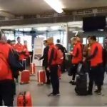 Los hinchas sevillistas increpan a los jugadores y al presidente Castro en la estación de Atocha
