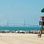 Un niño sevillano de 13 años muere ahogado en la playa de Valdelagrana
