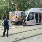 Dos heridos tras la colisión de un camión y el Metrocentro