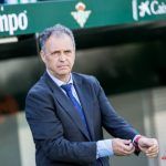 Joaquín Caparrós pide disculpas a los béticos por su «feo gesto» y les da la enhorabuena por su «gran temporada»