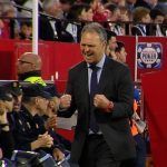 Joaquín Caparrós, además de entrenar, ya ejerce de director deportivo de facto, y así podría quedarse en el Sevilla FC