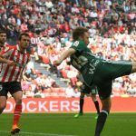El Real Betis sestea durante 85 minutos y se choca con Kepa, los postes y el árbitro cuando reacciona al final