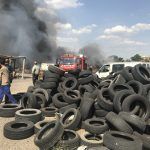 Un incendio en un almacén de paja y una chatarrería provoca alarma por la densa humareda