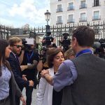 Monedero coge por los hombros a Sáenz de Santamaría y le espeta: “Me alegra que os vayáis”