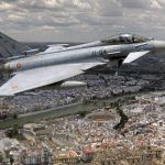 Espectacular pasada de los Eurofighter para saludar a los sevillanos que han jurado bandera