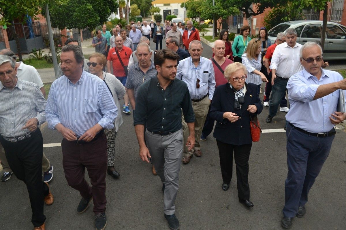 Los vecinos han mostrado los problemas de la barriada al portavoz y candidato a la alcaldía por el PP