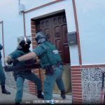 En Vídeo. Un centenar de agentes de la Guardia Civil desmantelan seis puntos de venta de heroína en Gerena
