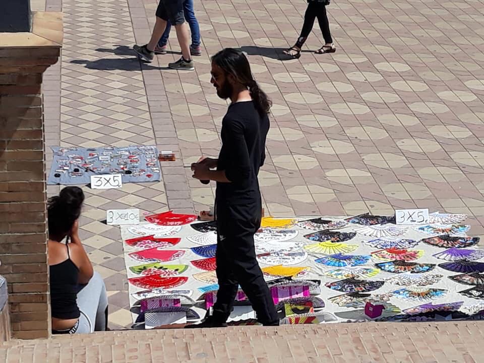Los manteros se extienden a lol argo y ancho de la Plaza de España, apenas vigilada