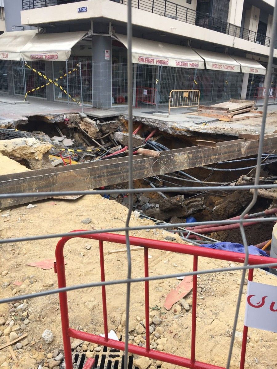 Los vecinos temen que el hundimiento haya podido afectar a las estructuras de los edificios colindantes