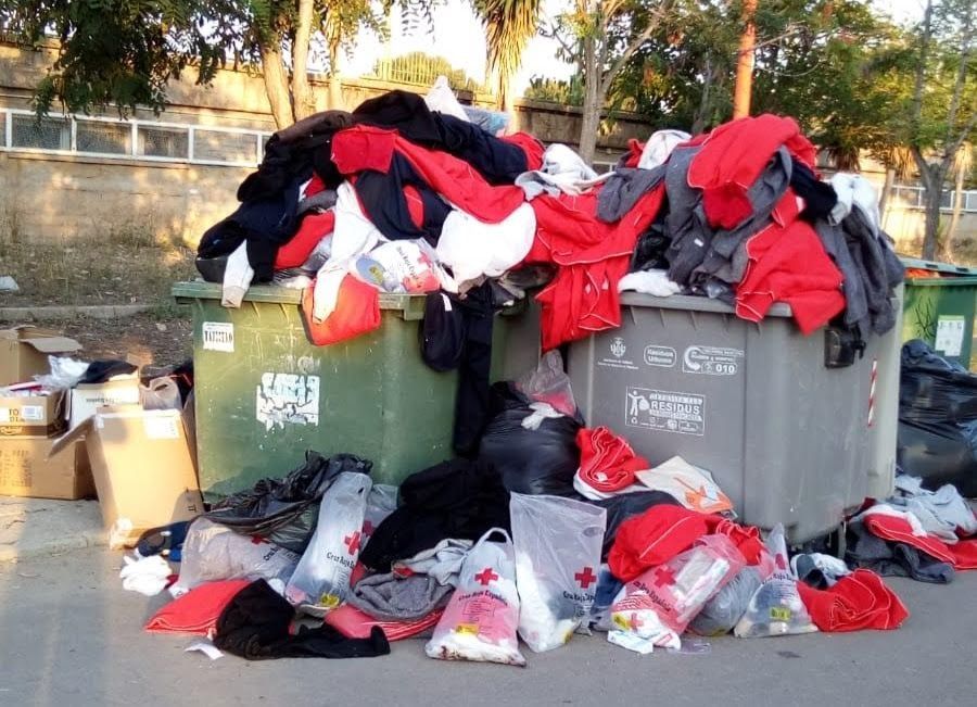 En los contenedores de basura se encuentran mantas y ropa
