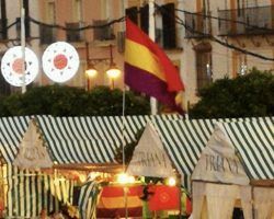 La Velá de Santa Ana, el escaparte perfecto para la provocación y la propaganda de IU y el PCA
