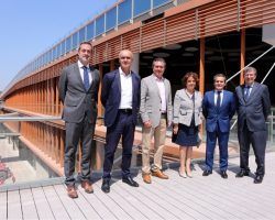 Espadas visita el centro comercial TorreSevilla en la recta final de las obras