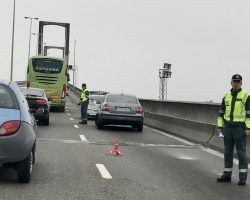 Retenciones kilométricas en el Puente del Centenario por la avería de un vehículo