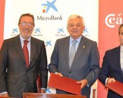 La Cámara de Comercio y MicroBank suscriben un convenio para incentivar el autoempleo y la actividad emprendedora