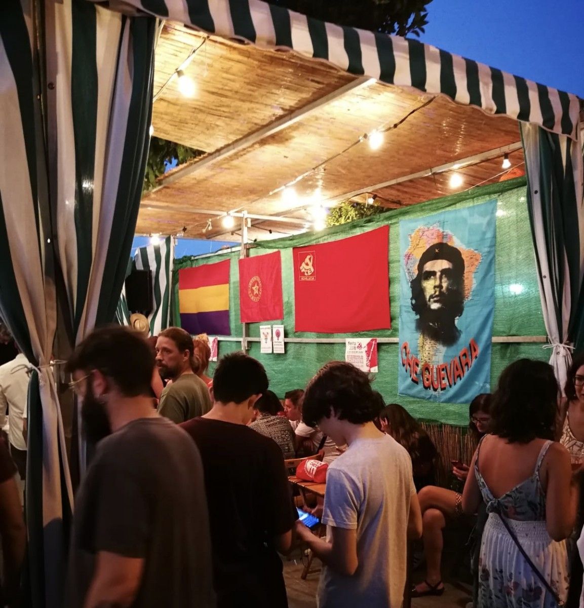 La propaganda comunista abunda en el interior de la caseta de IU
