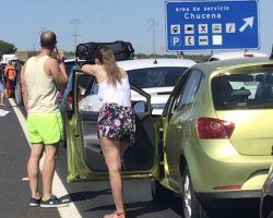 Un accidente múltiple colapsa la autovía de Huelva en plena operación salida