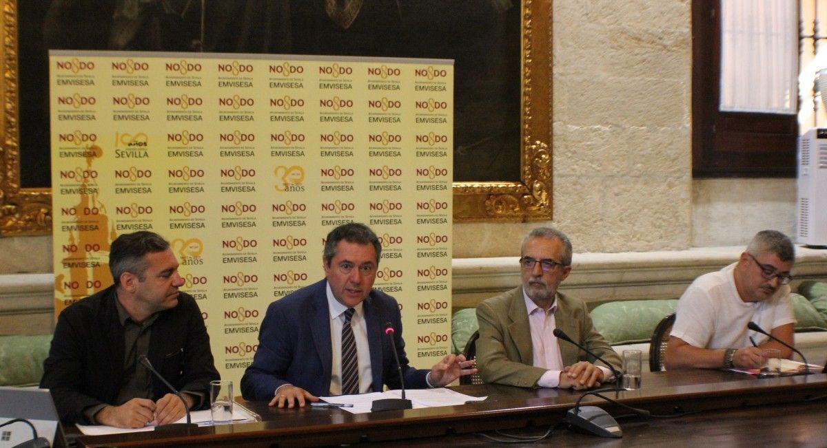 El alcalde, junto al delegado de Bienestar Social y el Gerente de Emvisesa, en el acto de presentación del Plan Municipal de Vivienda.