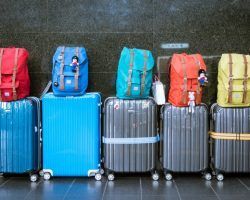 Correos lleva la maleta desde Sevilla a cualquier punto de España por 14 euros