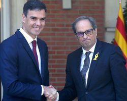 Sánchez traiciona a España y apuñala al Rey