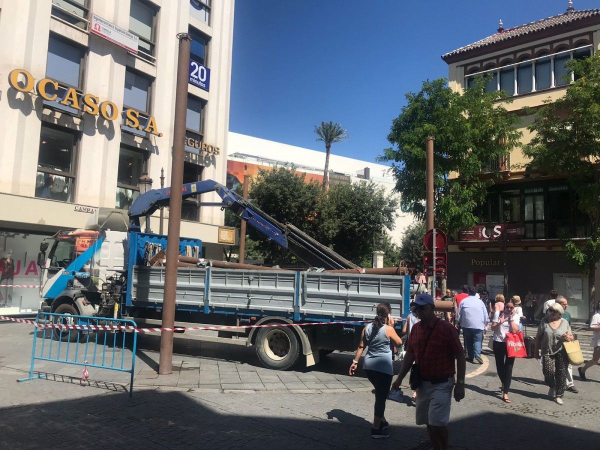 La instalación de las velas en las horas centrales del día también genera problemas a comercios y ciudadanos