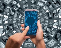 El político 2.0. De la tertulia de bar al teléfono móvil