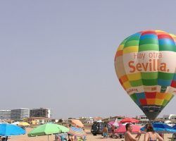 El globo de Turismo de Sevilla, once años promocionando la provincia en la costa española y portuguesa