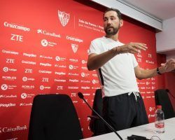 Machín pide renovar a Sarabia y dice que estaría «encantado» con Batshuayi o André Silva