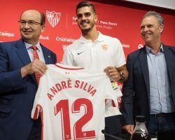 Caparrós dice que André Silva «es un delantero top» y que Ben Yedder solo saldrá «si vienen con el taco»
