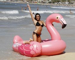 Alertan del peligro de los flotadores gigantes, de moda este verano