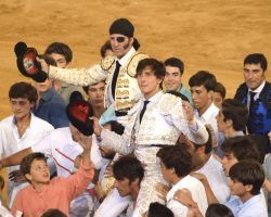 Padilla, en su despedida en El Puerto, triunfa junto a Roca Rey y salen por la puerta grande