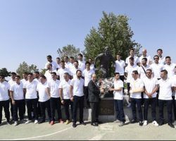 Ofrenda floral de la plantilla sevillista en la estatua de Antonio Puerta