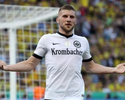 El croata Rebic, por el que se interesó el Sevilla FC, renueva con el Eintracht hasta 2022