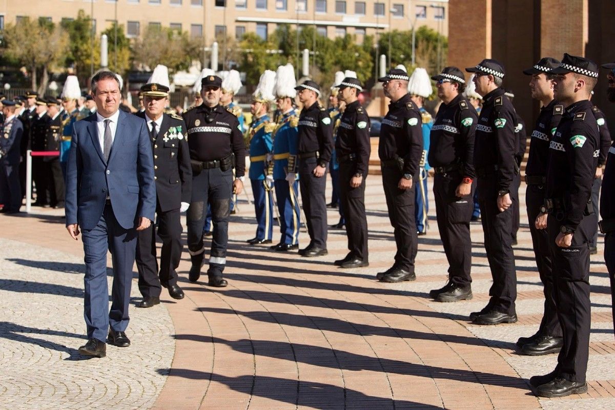 El alcalde pasa revista a una dotación de la Policia Local
