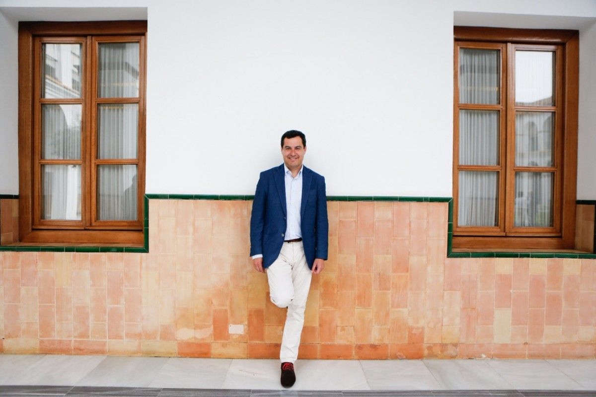 Juanma Moreno, en dependencias del Parlamento de Andalucía.