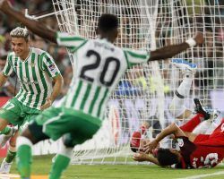 Joaquín pone al Villamarín a bailar el ‘Satisfaction’ de los Rolling