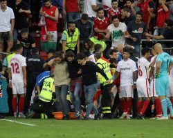 Varios aficionados del Sevilla, heridos al ceder una valla en Ipurua tras celebrar un gol