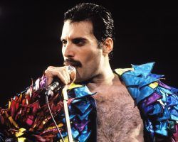 Hard Rock Cafe Sevilla homenajea a Freddie Mercury con un concierto benéfico tributo a Queen