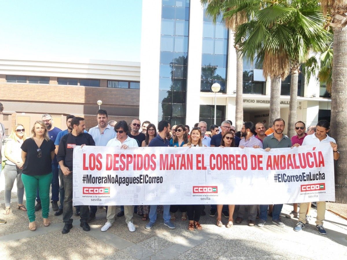 Concentración de trabajadores previa a la reunión de este miércoles 